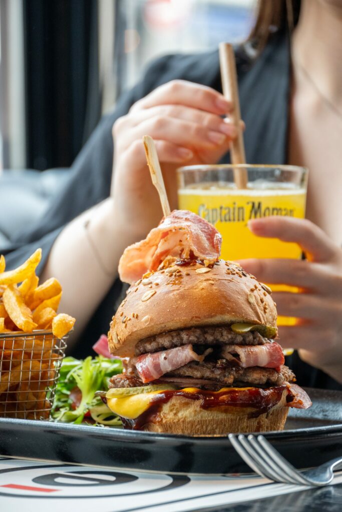 Burger maison, frites et boisson fraiche servis a L Edito Reims