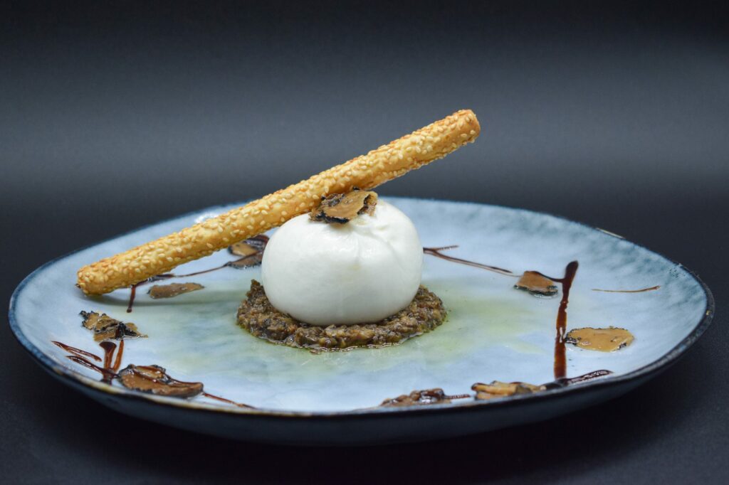 Burrata crémeuse aux truffes et ses gressins, servie à L'Édito Reims