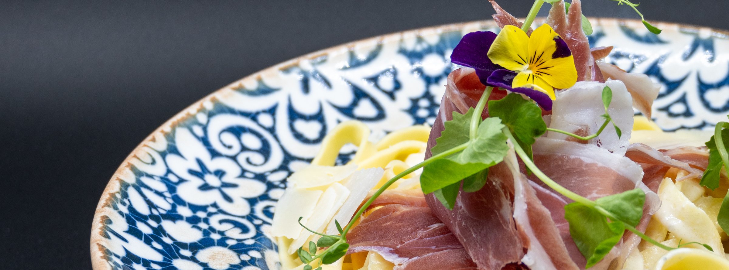 Tagliatelles au gorgonzola et jambon de Parme, servies à L’Édito Reims